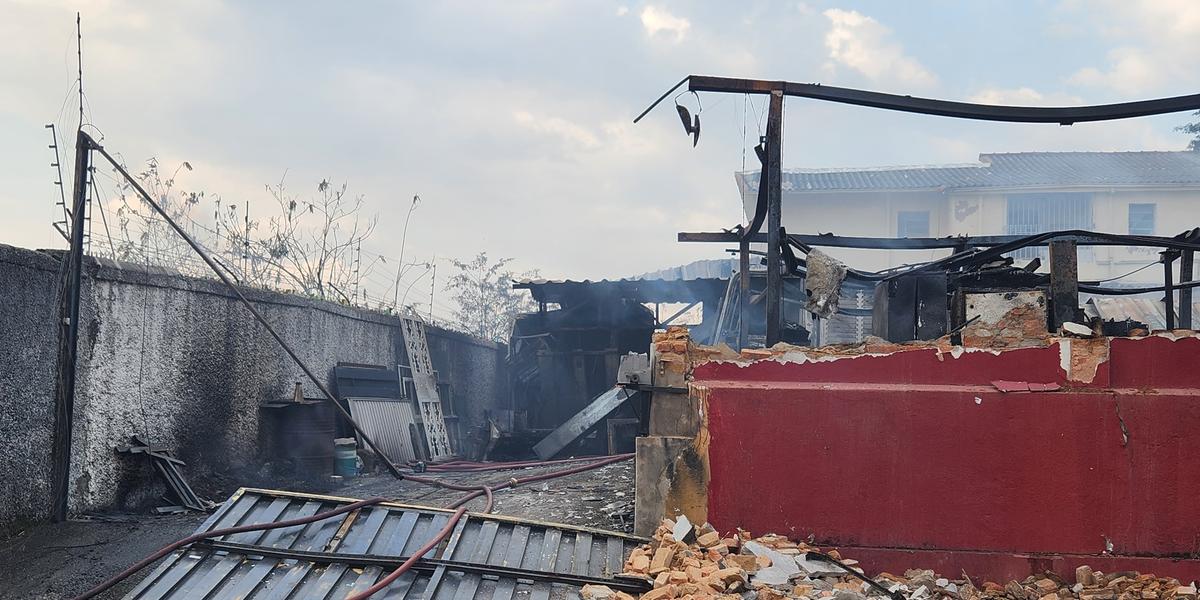 Laje de casa que fica ao lado de galpão destruído por incêndio ameaça ceder no bairro Calafate (Maurício Vieira / Hoje em Dia)