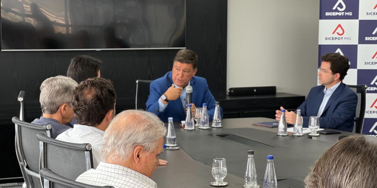 Carlos Viana (Podemos), durante reunião com a diretoria do Sindicato da Indústria da Construção Pesada no Estado de Minas Gerais e do Sindicato da Indústria da Construção Civil no Estado de Minas Gerais (Felipe Muniz/ Divulgação)