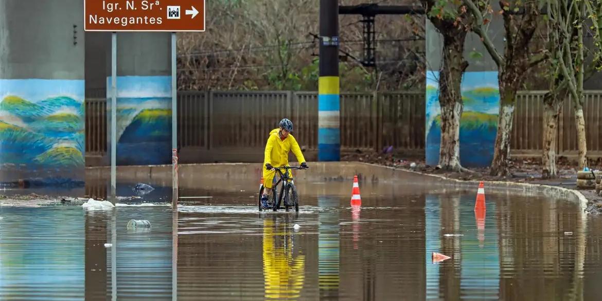 São esperadas chuvas entre 30 e 100 milímetros (mm) por dia e ventos que podem chegar a 100 quilômetros por hora (km/h), além da ocorrência de chuva de granizo (BRUNO PERES/AGÊNCIA BRASIL)