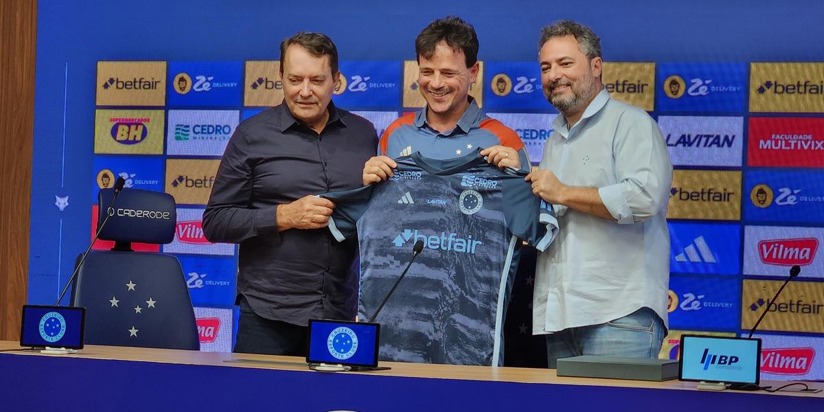 Pedro Lourenço apresenta Fernando Diniz no Cruzeiro (Maurício Vieira / Hoje em Dia)