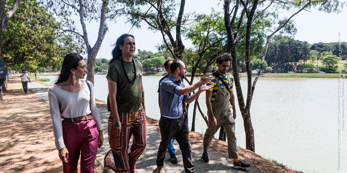 Duda Salabert caminhou pelo entorno da Lagoa da Pampulha nesta terça-feira (24) (Cadu Passos / campanha Duda Salabert)