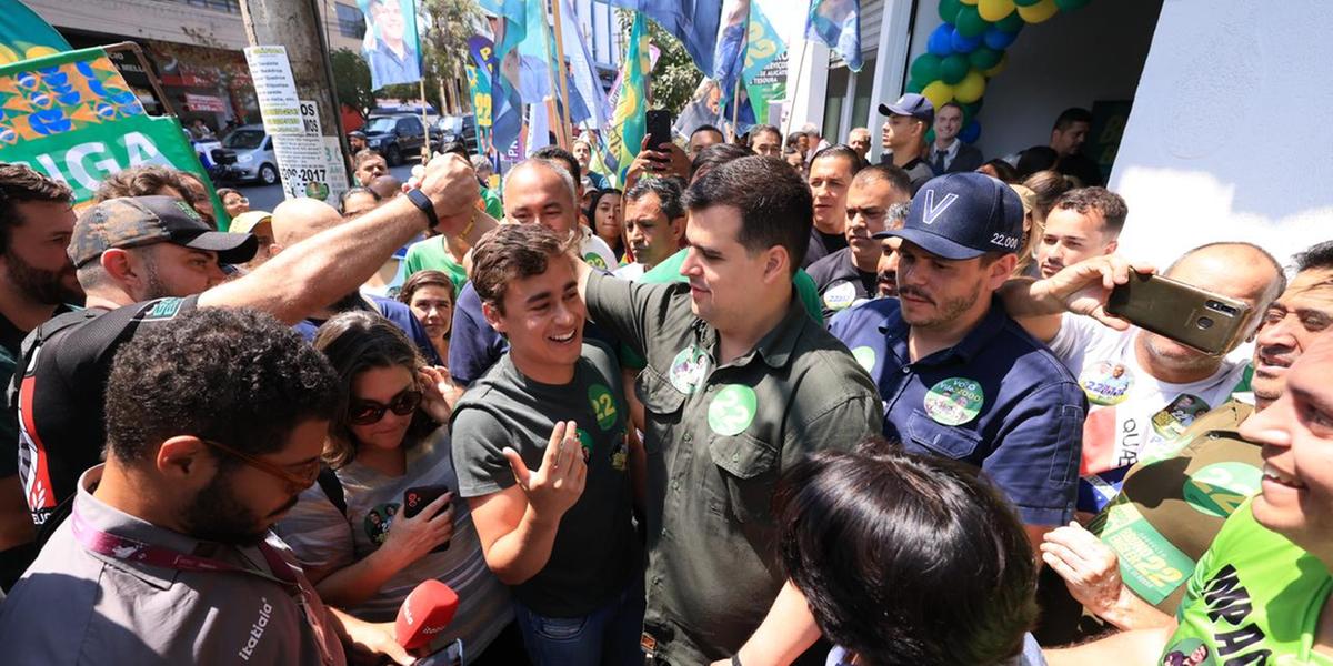 Bruno Engler (PL) e Nikolas Ferreira (PL) participaram de caminhada nesta quarta-feira (25) na região da Pampulha (Lucas Mendes/ Campanha Bruno Engler)