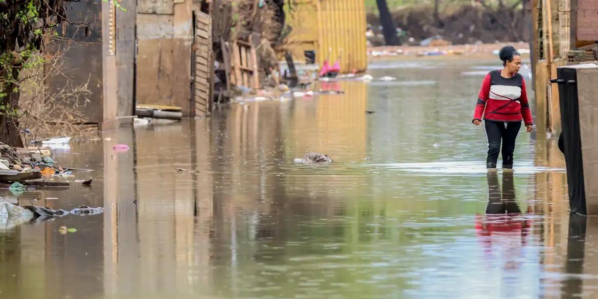 Várias regiões estão sofrendo com tempestades isoladas, chuvas persistentes, rajadas de vento intensas e alagamentos pontuais (BRUNO PERES/AGÊNCIA BRASIL)