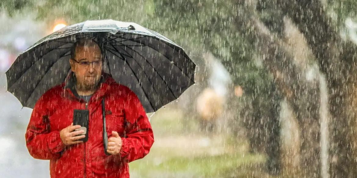 Municípios estão sofrendo com tempestades isoladas, chuvas persistentes, rajadas de vento intensas, granizo, raios e alagamentos (RAFA NEDDERMEYER/AGÊNCIA BRASIL)