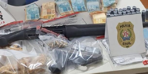 Uma pistola, uma espingarda calibre 12, drogas e outros materiais ilícitos não divulgados pela polícia foram apreendidos (PCMG/ Divulgação)