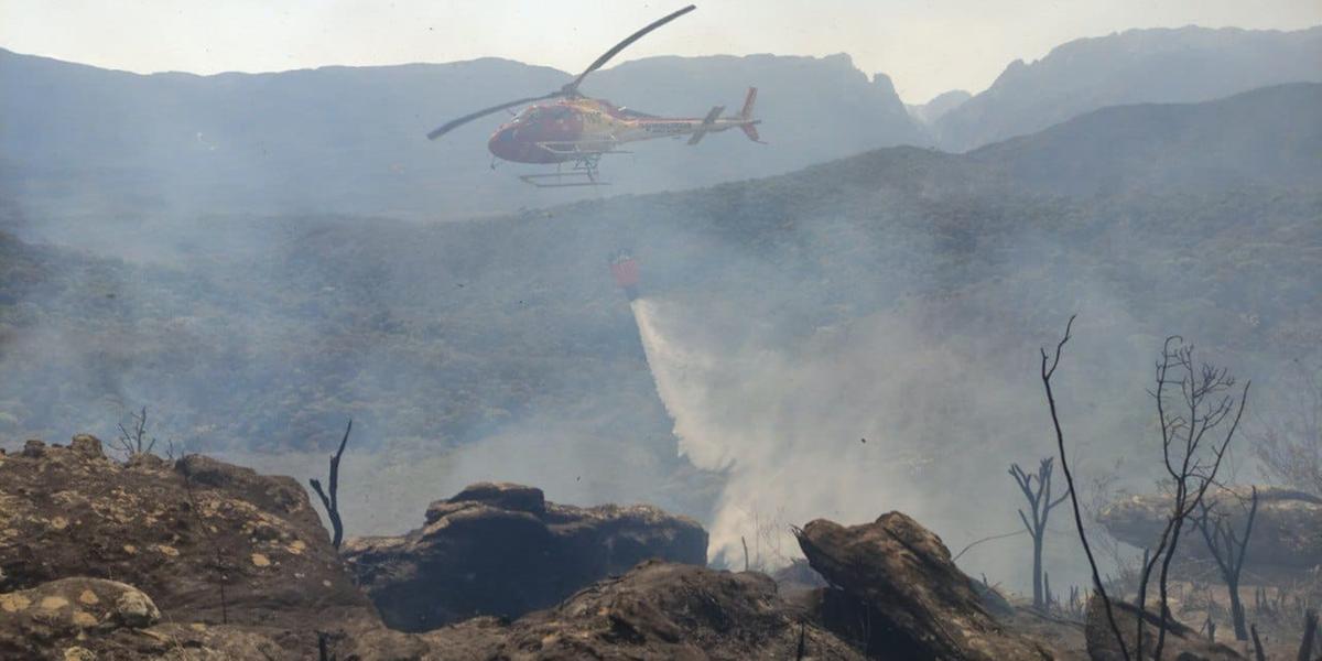 Helicóptero dos bombeiros auxilia combate a incêndio na Serra do Caraça (Divulgação/ CBMMG)