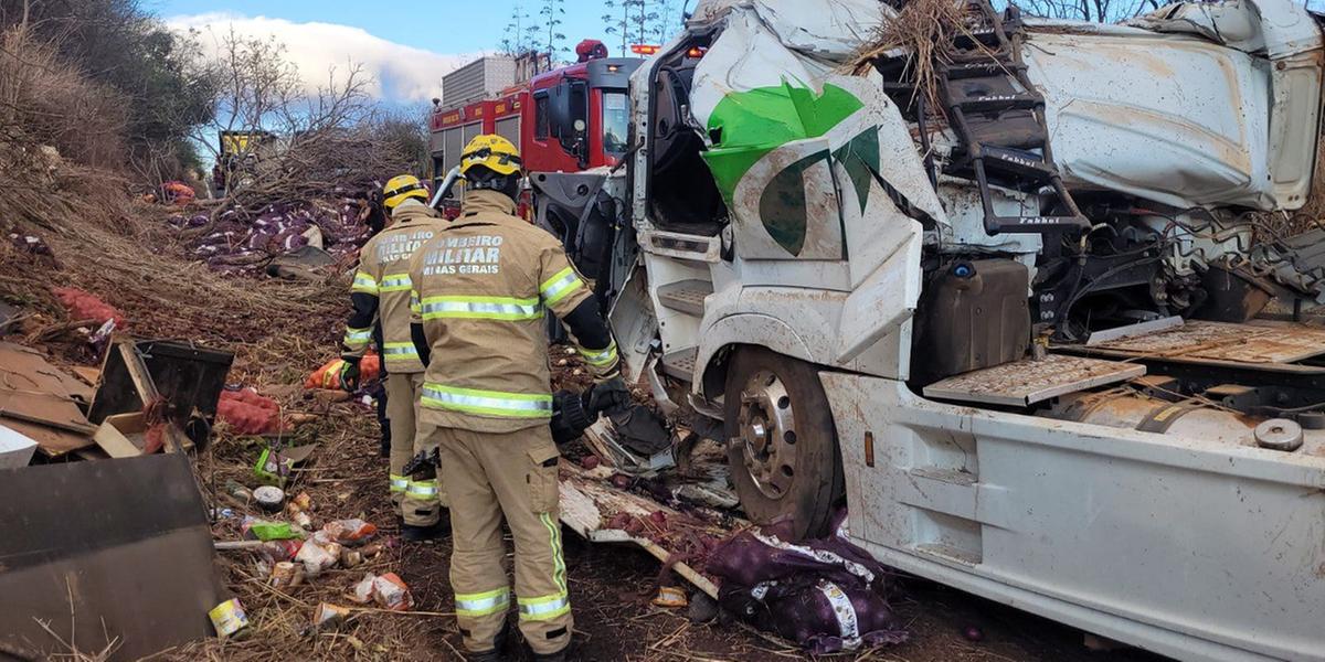 Carreta carregada de cebola tombou na BR-251; o motorista morreu no local (Divulgação / CBMMG)