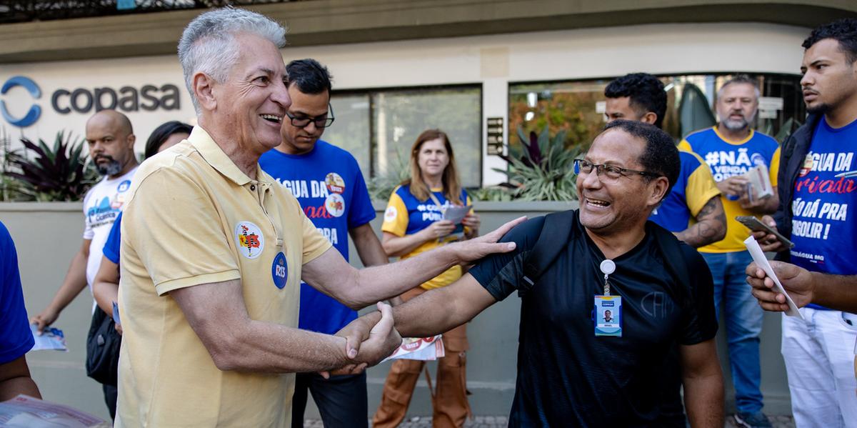 Candidato do PT fez panfletagem na entrada da Copasa nesta quinta-feira (26) (Mariana Bastani / campanha Rogério Correia)