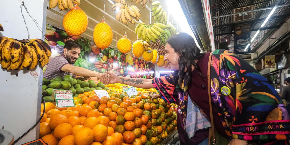 Candidata do PDT visitou o Mercado Central nesta quinta-feira (26) e conversou com diversos comerciantes (Cadu Passos / campanha Duda Salabert)