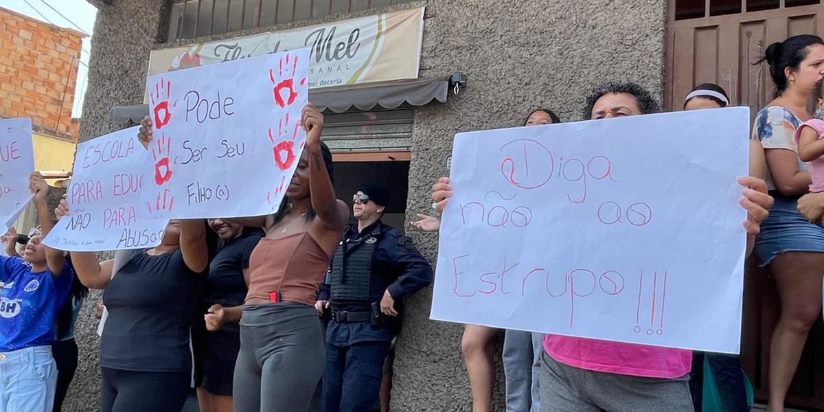 Manifestação em frente à escola em que criança com deficiência teria sido estuprada em BH (Valéria Marques)