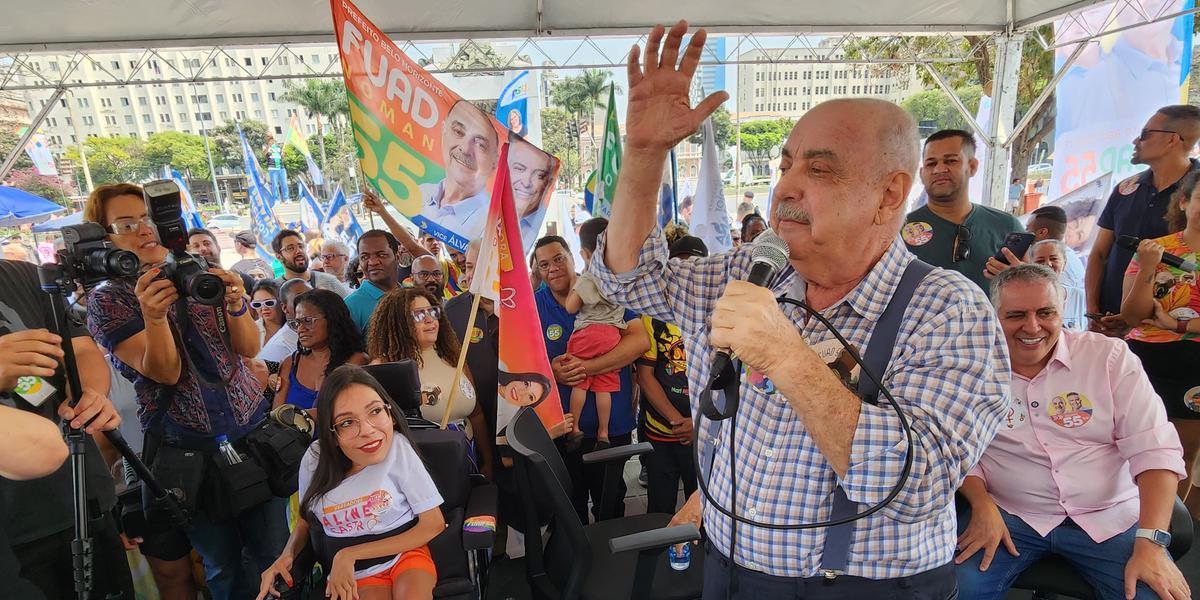 Candidato à reeleição cumpriu agenda na Praça da Estação (Maurício Vieira)