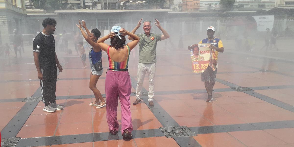 Em meio ao calorão, candidato do PT curtiu as fontes da Praça da Estação (Maurício Vieira)