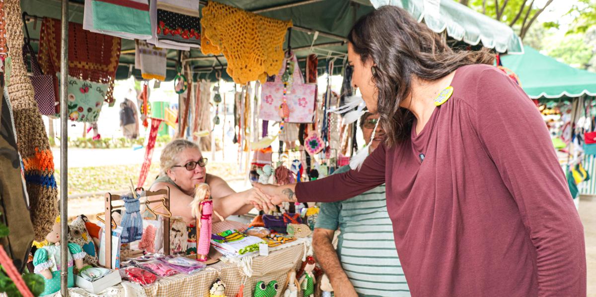 Candidata visitou a feira que ocorreu na tradicional praça do bairro (Cadu Passos/Divulgação)