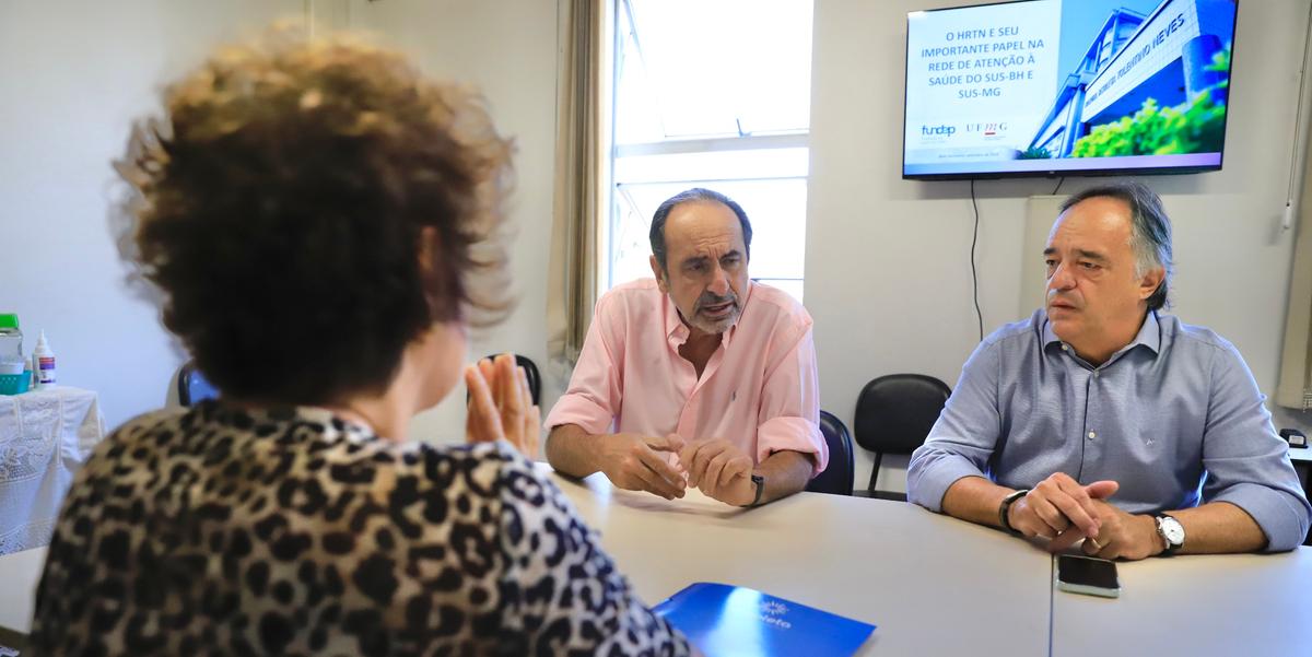 Acompanhado do ex-prefeito Alexandre Kalil, Mauro Tramonte visitou o Hospital da Baleia nesta segunda-feira (30) (Ramon Bitencourt / divulgação)