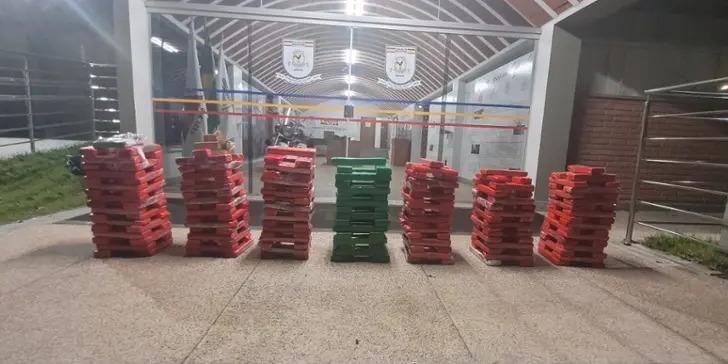 Polícia apreendeu 235 barras de maconha na Pampulha (Divulgação/ PMMG)