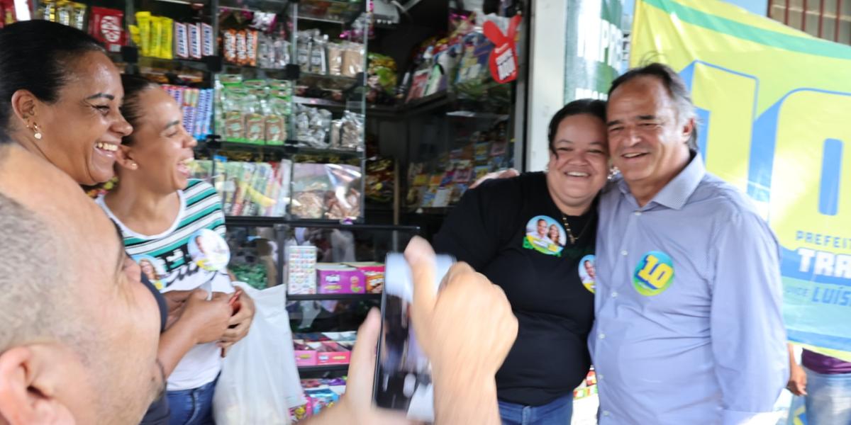 Mauro Tramonte em caminhada no bairro Pindorama em BH (Rodrigo Lima / campanha Mauro Tramonte)