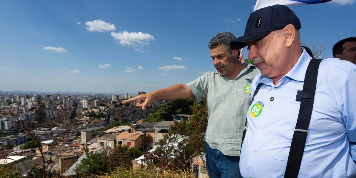 Fuad Noman ouve morador no mirante do Morro das Pedras (Júnia Garrido / campanha Fuad Noman)