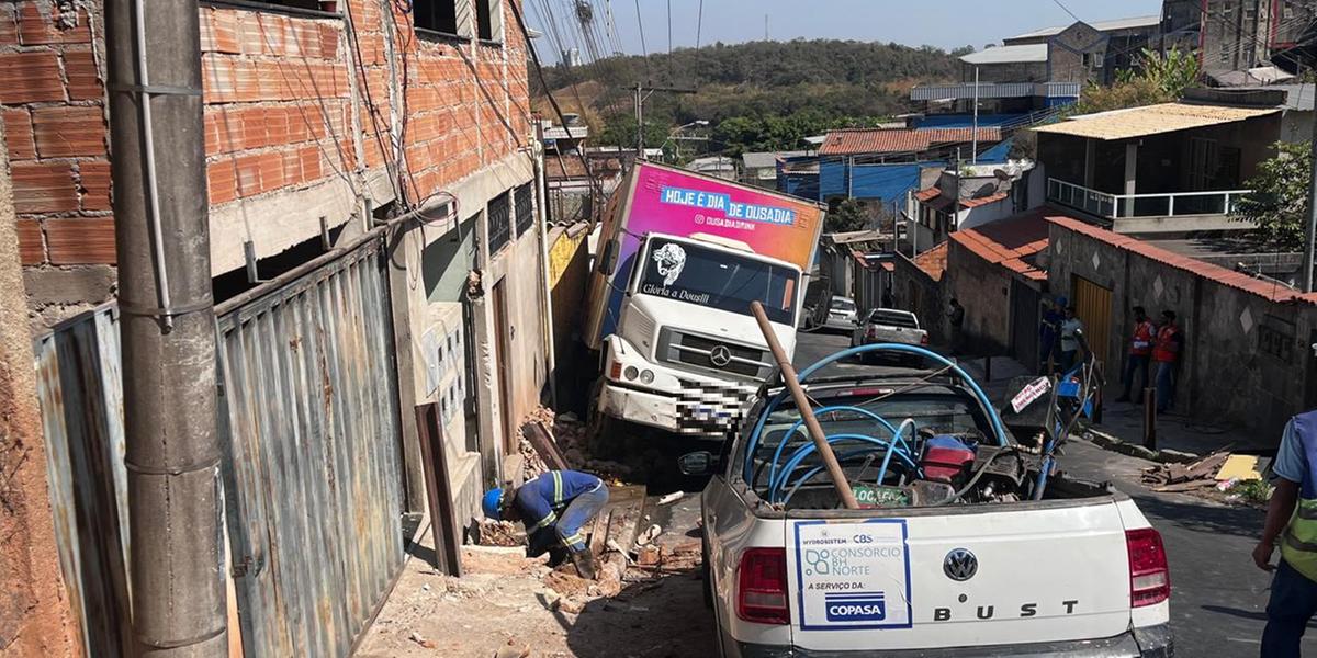 Caminhão, que transportava bebidas, não conseguiu subir a rua e voltou em marcha à ré (Fernando Michel/Hoje em Dia)