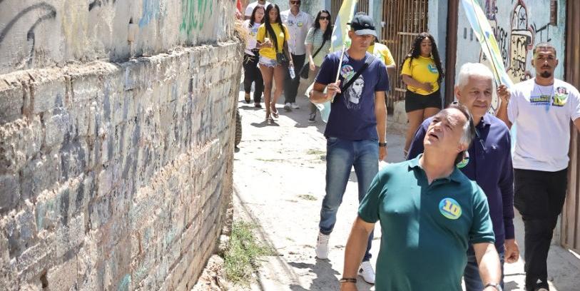 Mauro Tramonte fez caminhada no bairro Primeiro de Maio nesta quarta-feira (2) (Rodrigo Lima / divulgação)