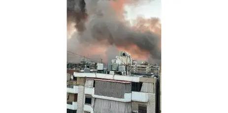 Fumaça e fogo de bombardeio visto da varanda da casa da brasileira, em Beirute (Lindaura Lianes Hijazi/ Arquivo Pessoal)