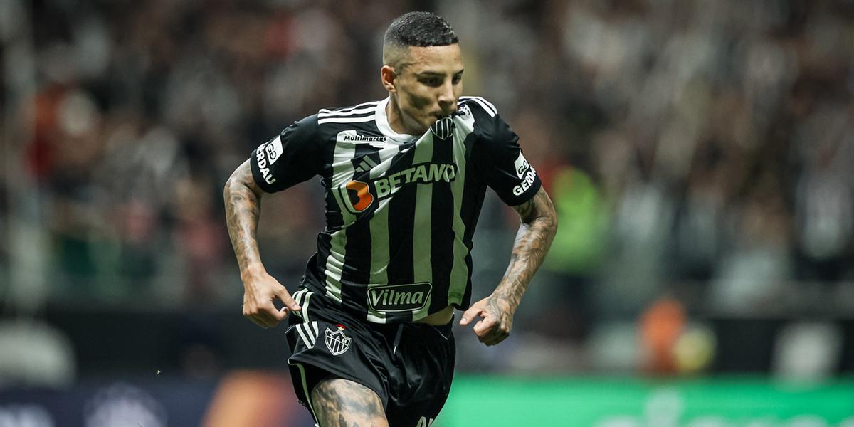 Arana tranquiliza torcida após deixar jogo contra o Vasco no início do segundo tempo (Pedro Souza / Atlético)