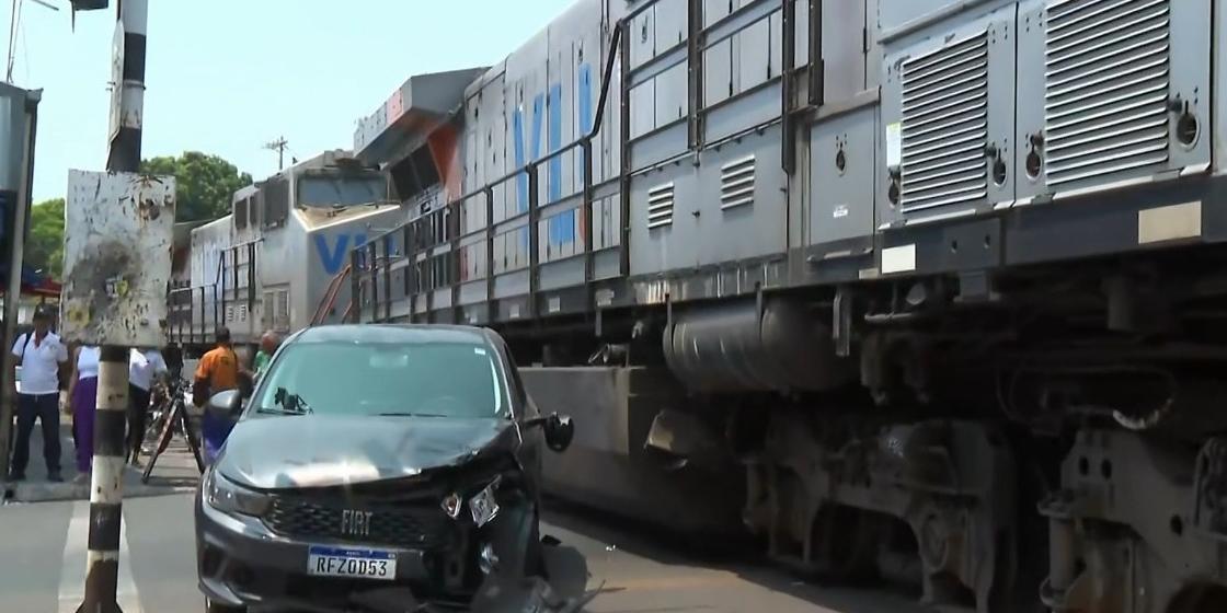 Carro ficou muito danificado após colidir com trem que passava na linha férrea em Betim (Reprodução/ TV Globo)