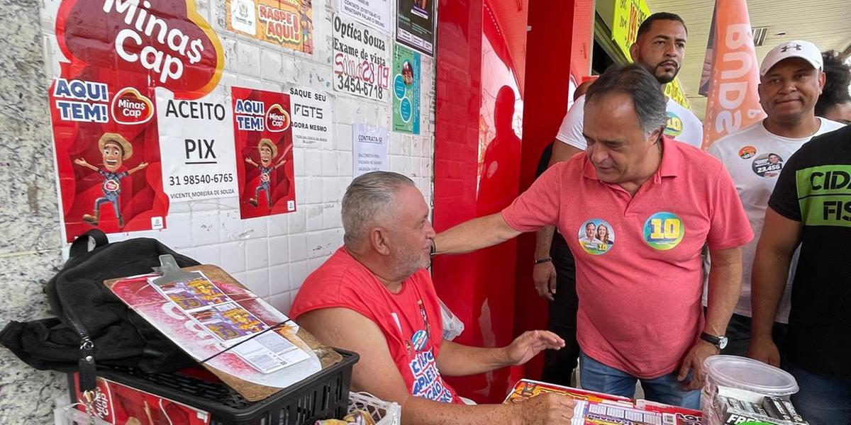 Mauro Tramonte durante visita ao bairro Jaqueline, na região Norte de BH (Valéria Marques/ Hoje em Dia)