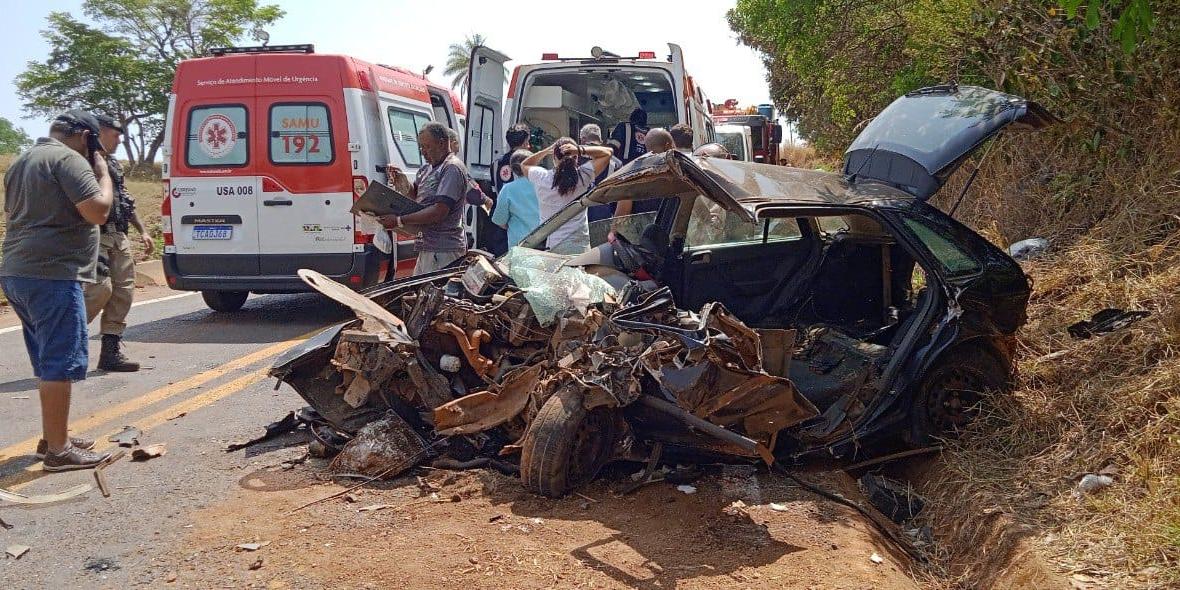 Carro ficou completamente destruído após colidir com caminhão no interior de Minas (Divulgação/ CBMMG)