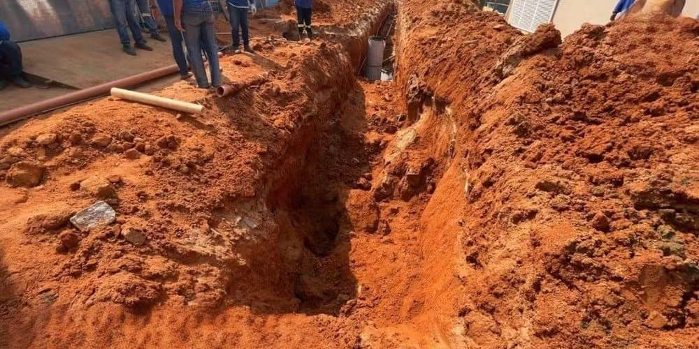 Homem foi resgatado pelos bombeiros após ficar soterrado em obra de esgoto em Formiga (Divulgação/ CBMMG)