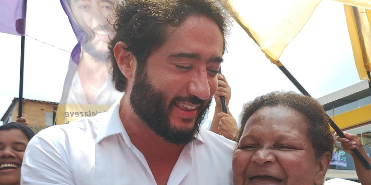 Candidato durante caminhada no bairro Alto Vera Cruz, na região Leste da cidade (Divulgação)