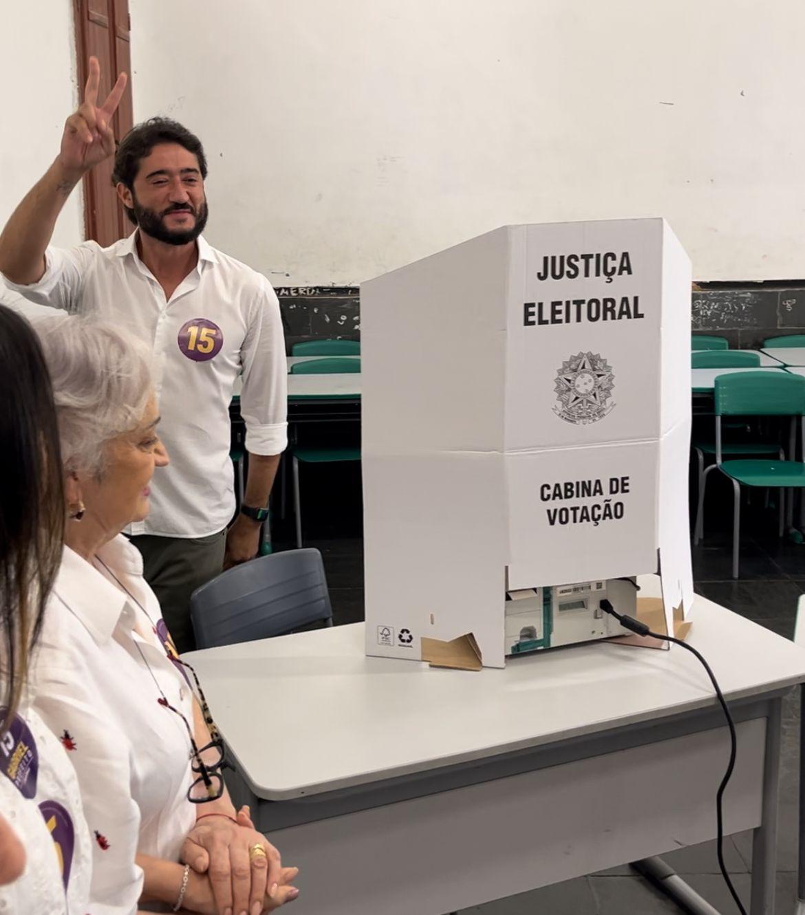 Gabriel Azevedo faz o V de vitória após votar no colégio Decisão, na região Centro-Sul de BH (Michael Martins / Hoje em Dia)