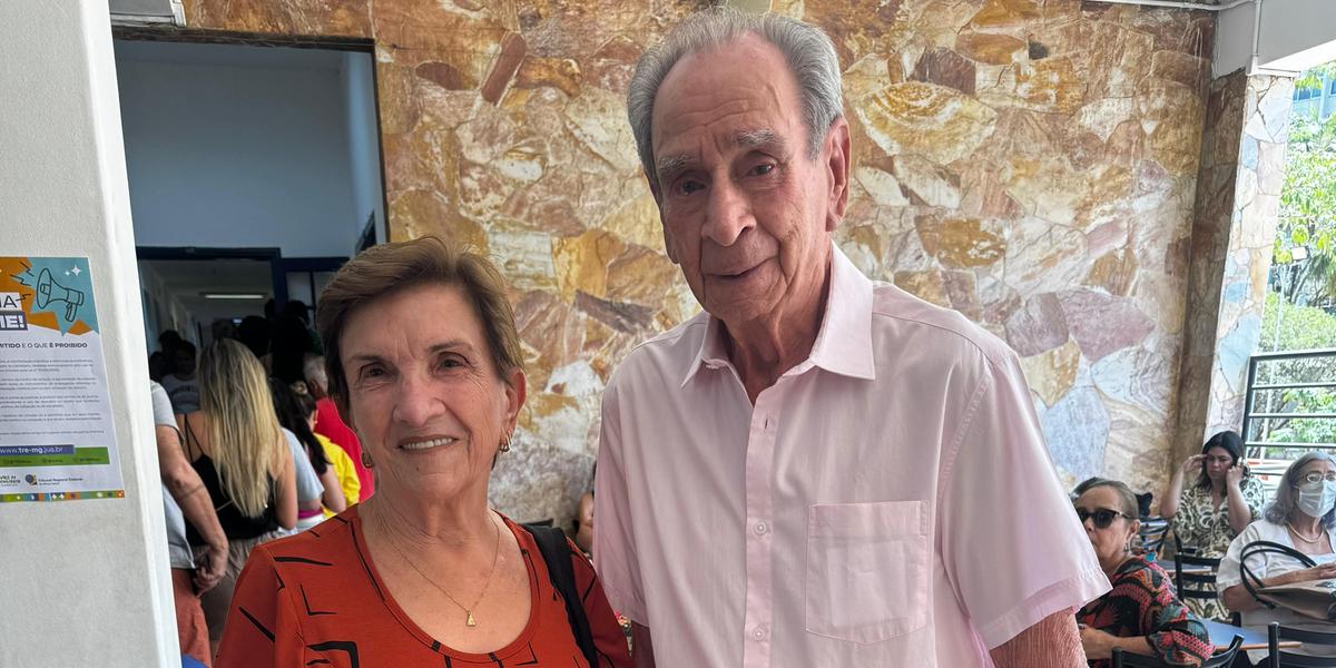 O aposentaddo Francisco de Assis Morais, de 90 anos, foi votar acompanhado da esposa (Pedro Melo / Hoje em Dia)