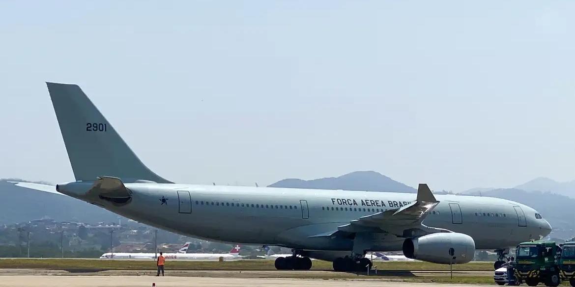 O avião da FAB decolou da Base Aérea de São Paulo, em Guarulhos (SP), às 14h12 (horário de Brasília) deste domingo (6), com destino a Beirute, no Líbano (PAULO PINTO/AGENCIA BRASIL)