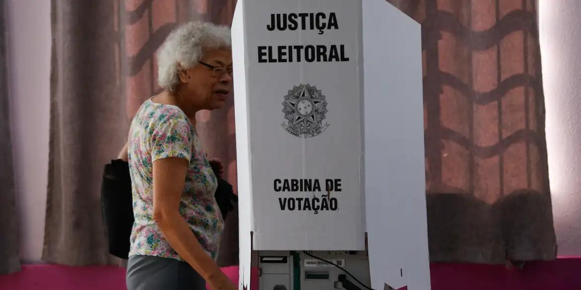 Os eleitores que chegaram aos locais de votação antes do fechamento das seções eleitorais vão receber senhas e poderão votar normalmente (PAULO PINTO/ AGENCIA BRASIL)