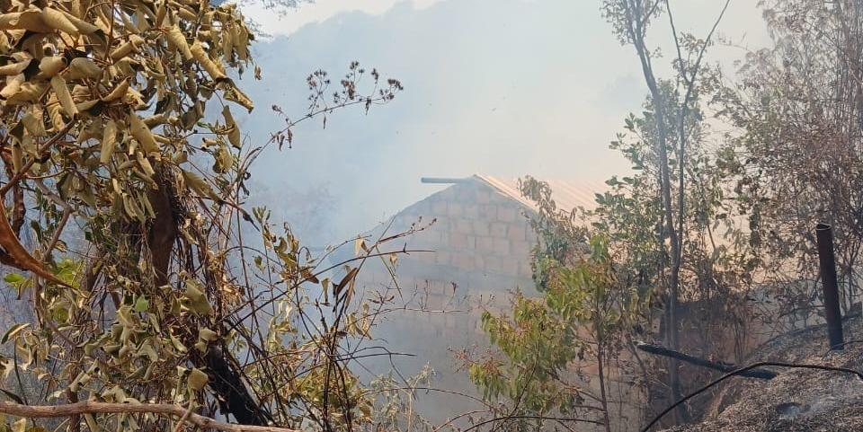 O incêndio ocorreu próximo ao Posto Fumaça e ao Condomínio Rural Canto da Serra (CBMMG/ Divulgação)