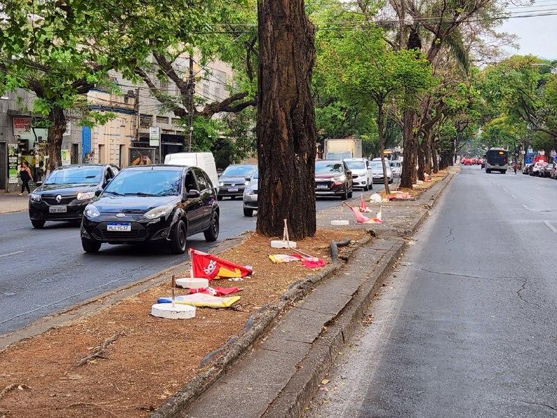 Bandeiras foram abandonadas por políticos na Avenida do Contorno (Maurício Vieira / Hoje em Dia)