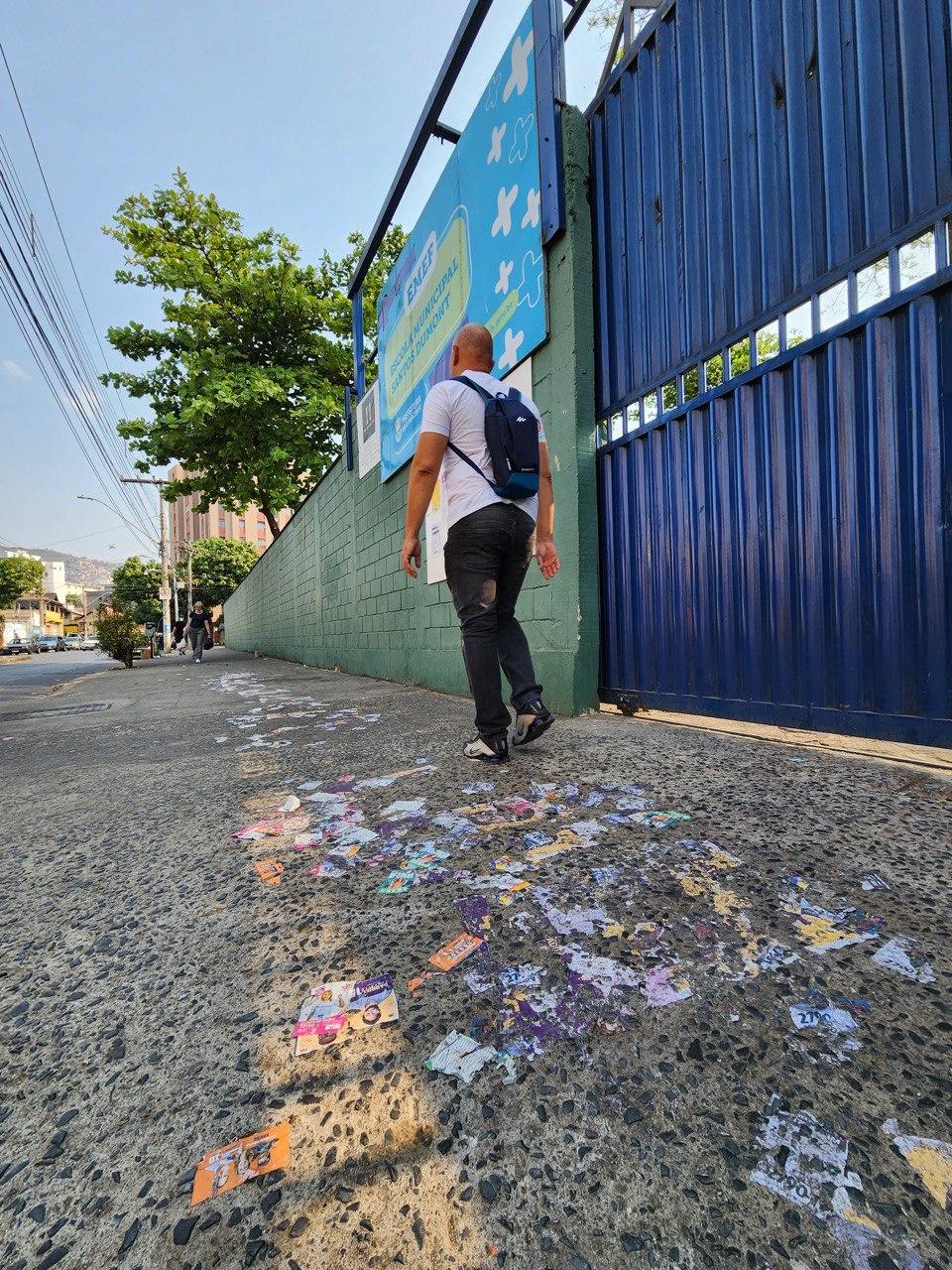 Pessoas que caminhavam no local se depararam com o santinhos espalhados no chão (Maurício Vieira / Hoje em Dia)