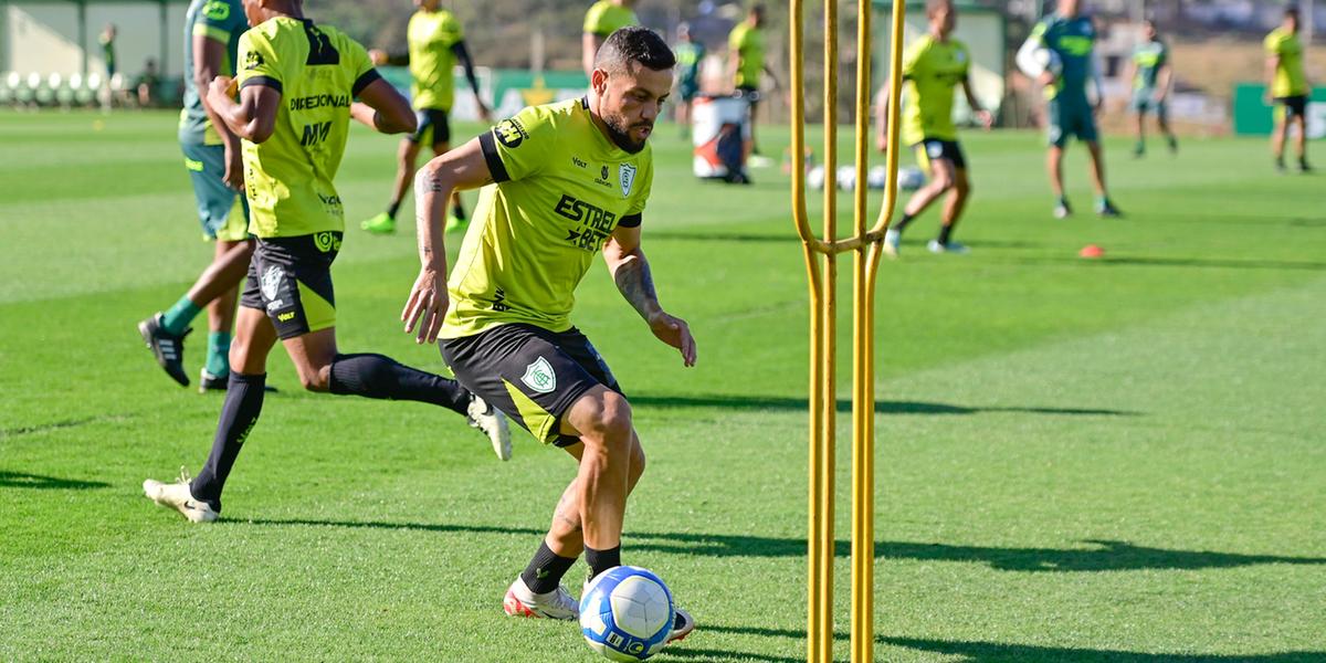 Felipe Azevedo fará cirurgia  para voltar aos gramados (Mourão Panda / América)