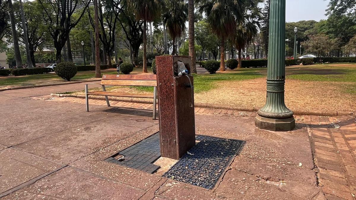 Bebedouro estragado na Praça da Liberdade havia sido restaurado em julho deste ano (Fernando Michel/ Hoje em Dia)