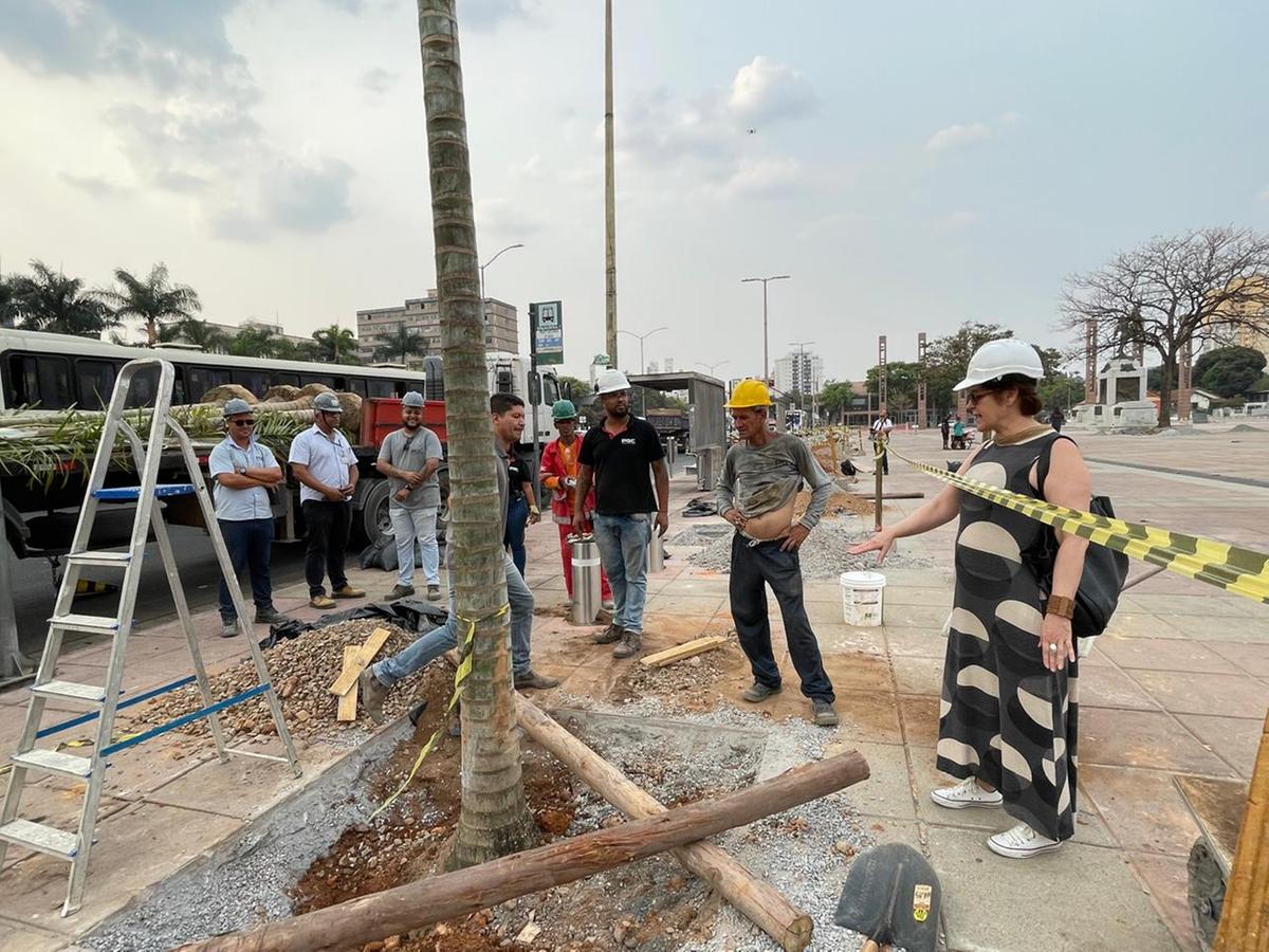 Arquiteta Du Leal acompanha o trabalho na Praça da Estação (Valéria Marques / Hoje em Dia)