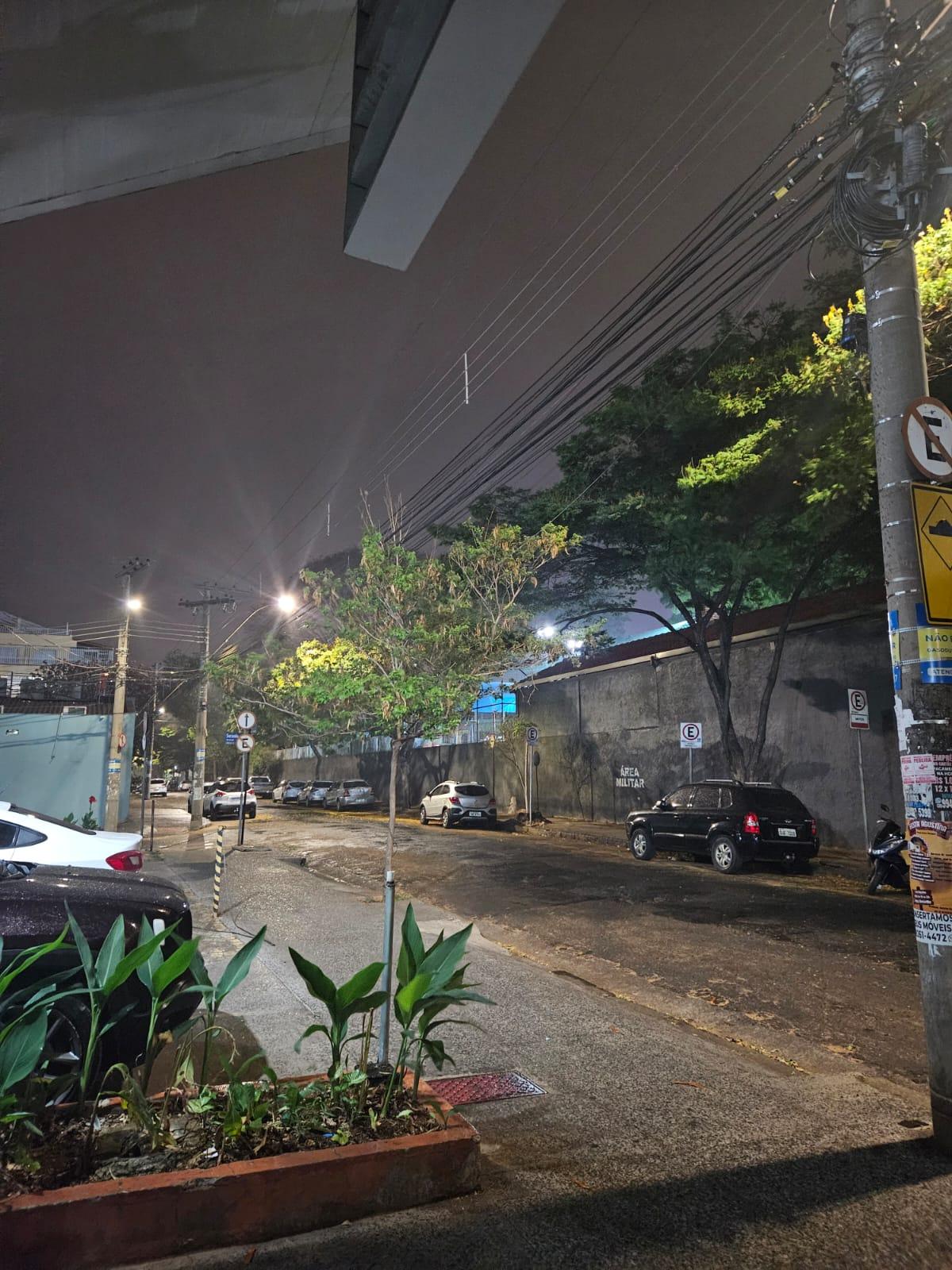 Chuva fraca no bairro Prado, região Oeste de BH, na noite desta quarta-feira (Hoje em Dia)