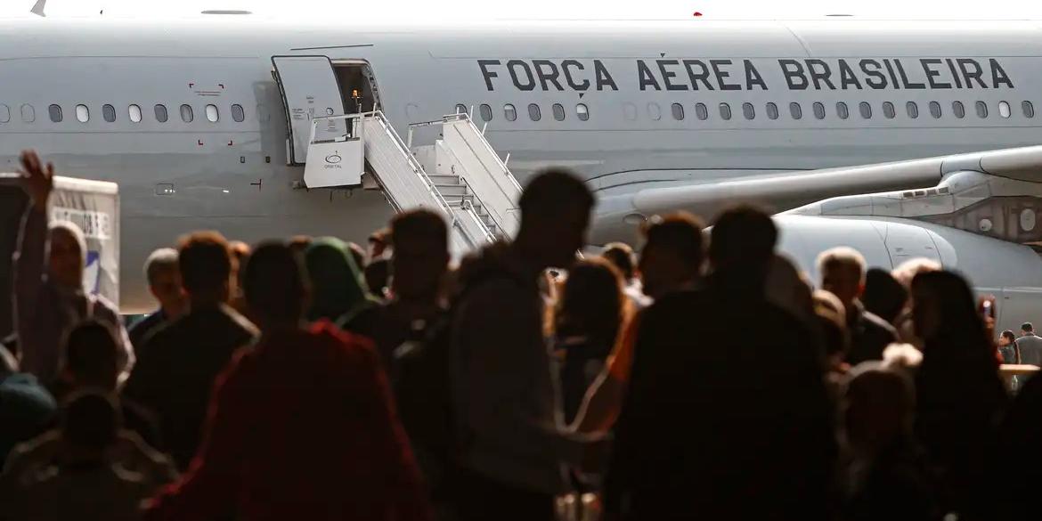 A estimativa da Força Aérea Brasileira (FAB) é trazer cerca de 3 mil dos 21 mil brasileiros que estão no Líbano (Paulo Pinto/Agência Brasil)