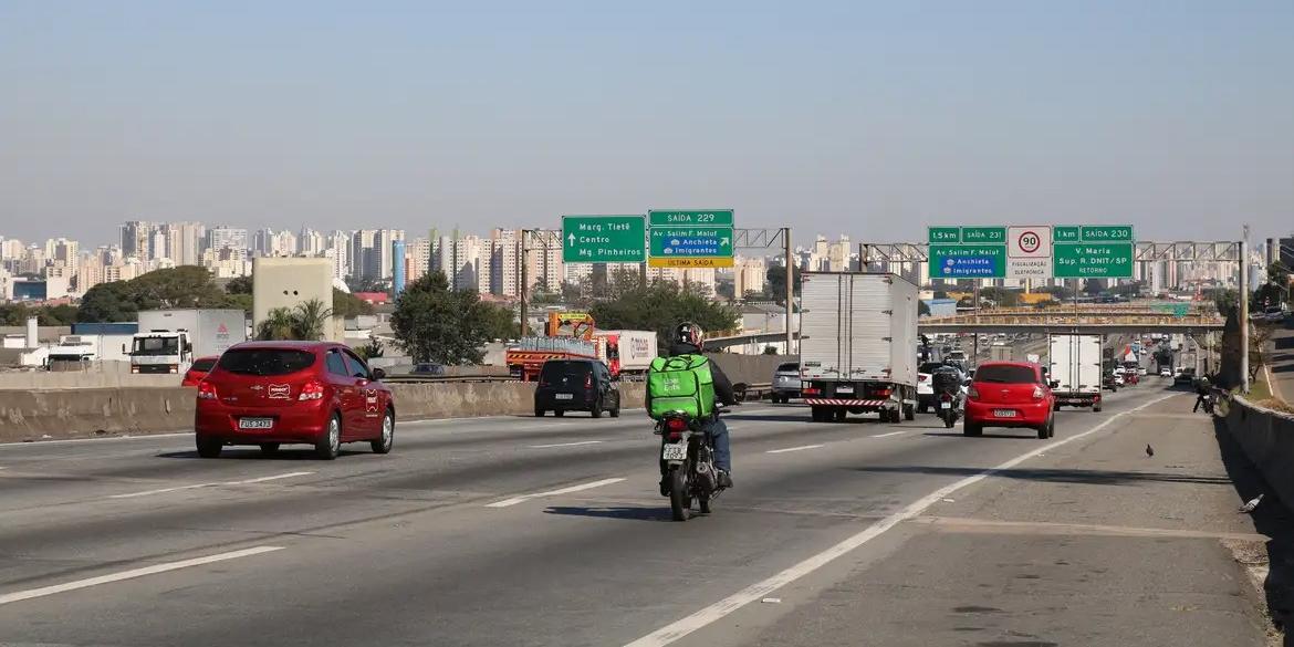 Trânsito de veículos na Rodovia Presidente Dutra (ROVENA ROSA/ AGÊNCIA BRASIL)