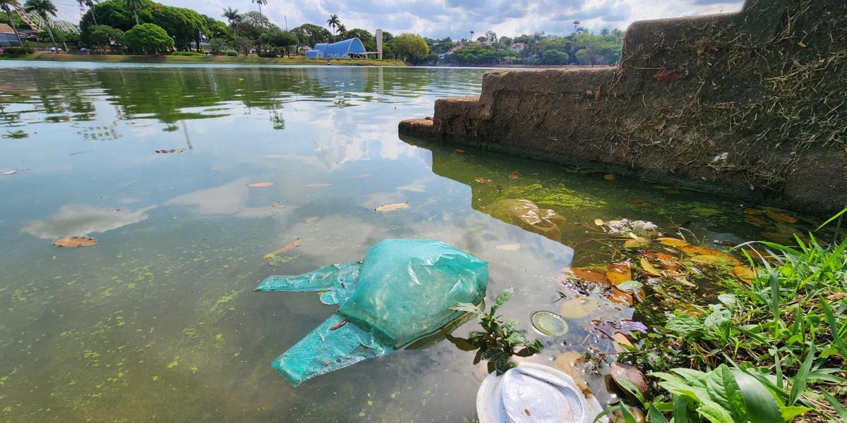 Lixo estava ainda mais evidente em vários pontos da lagoa (Maurício Vieira)