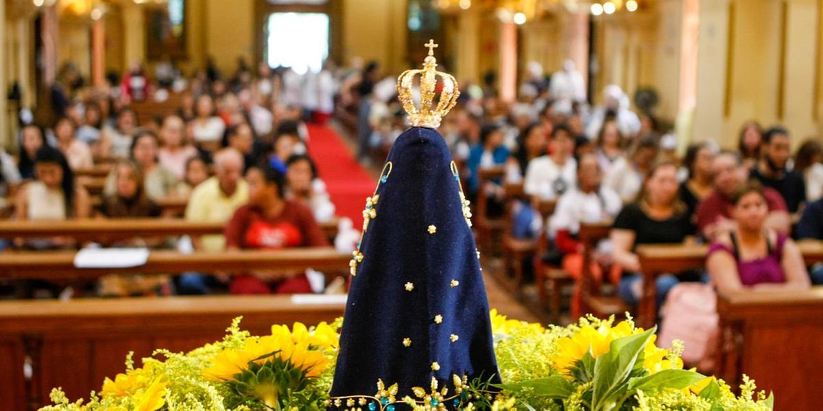 Missa dedicada à Nossa Senhora Aparecida na Igreja Nossa Senhora da Boa Viagem, em BH (Fernando Michel / Hoje em Dia)