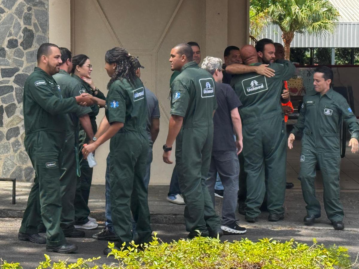 Amigos e colegas do médico que estava no helicóptero estão no velório (Pedro Melo / Hoje em Dia)