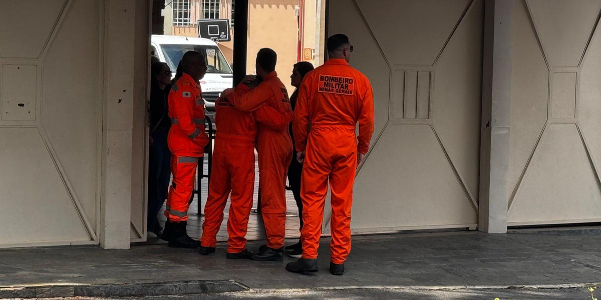 Colegas de farda dos bombeiros que morreram na queda de um helicóptero da corporação chegam ao velório em BH (Pedro Melo / Hoje em Dia)