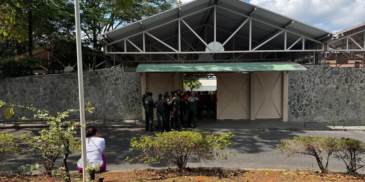 Velório é realizado no Colégio Santa Marcelina, no bairro São Luiz, na região da Pampulha, em BH (Pedro Melo / Hoje em Dia)