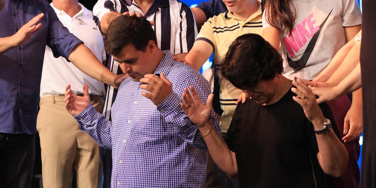 Bruno Engler e a candidata a vice, Coronel Cláudia, participaram de culto na igreja evangélica Verbo da Vida, no bairro Carlos Prates, neste domingo (13) (Lucas Mendes/ Campanha Bruno Engler)