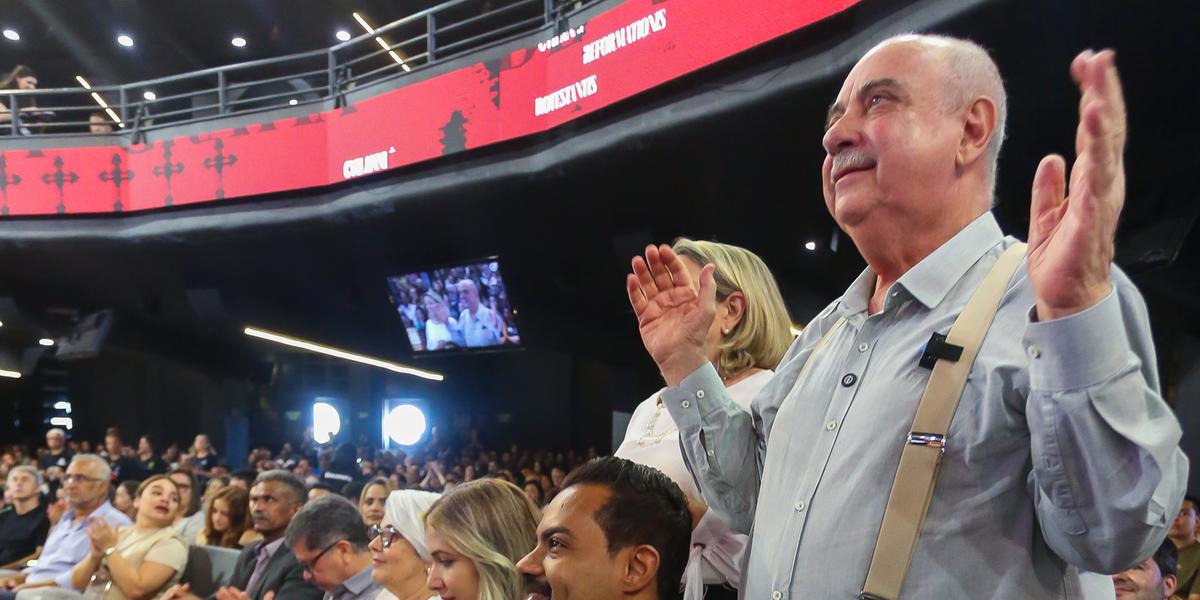 Ao lado da esposa, Fuad Noman assistiu a culto na Igreja Batista da Lagoinha neste domingo (13) (Júnia Garrido/Campanha Fuad Noman)